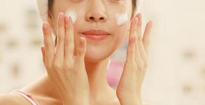 冬天油性皮肤用什么洗面奶 秋冬季油性皮肤改善方法