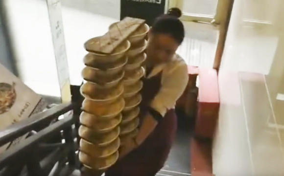 女服務員臂力驚人18碗米粉重30斤 她一次全都端上下樓【視頻】
