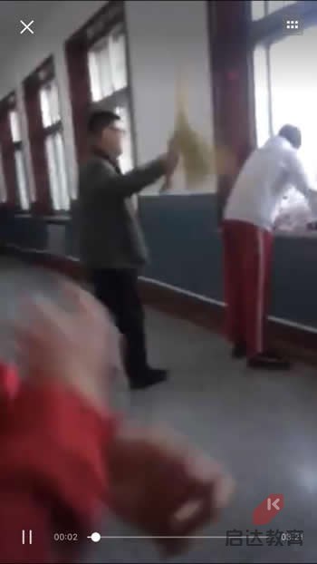 13名高中生逃课被老师拿扫帚狂抽视频引关注 学生反问“老师 累不”