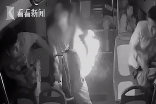 广州小伙乘公交胸前充电宝突然爆炸 火光直逼车顶监控视频曝光