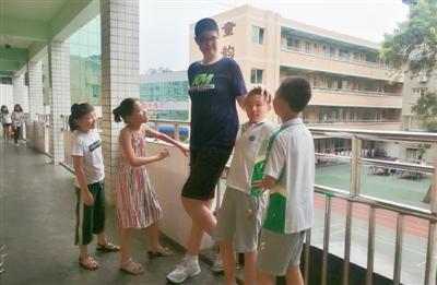全世界最高小学生四川男孩 11岁身高超2米被称“小姚明”