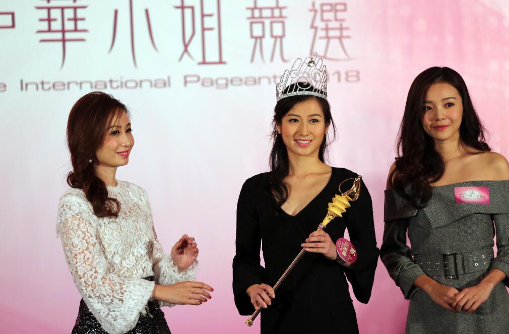 2017年國際中華小姐余思霆(右)為抽中的佳麗伍殷嬅(中)試戴后冠