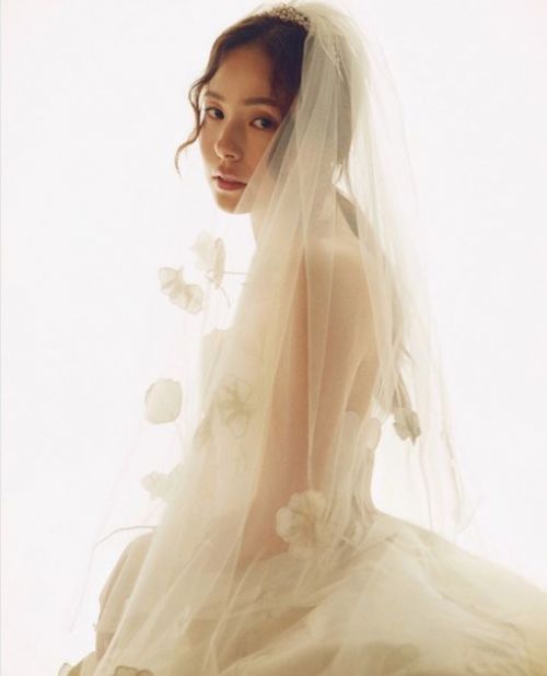 闵孝琳晒婚礼照 纯白色婚纱清纯迷人衬细嫩肌肤 