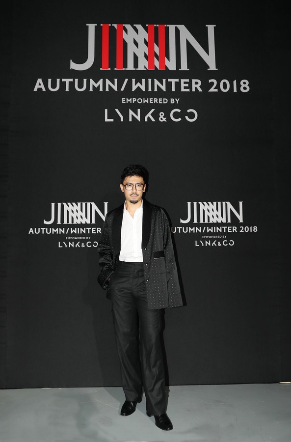 时尚名博Nik Wang身穿JINNNN 2018秋冬系列