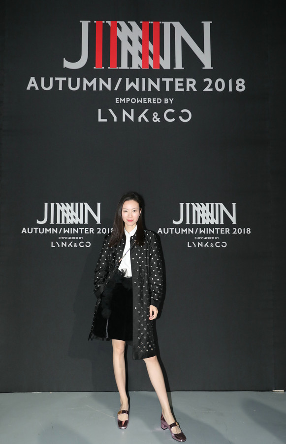 时尚名人吴岭身穿JINNNN 2018秋冬系列