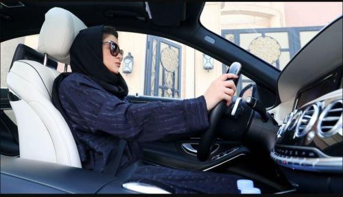 沙特阿拉伯解禁 女性6月24日起将可开车上路 