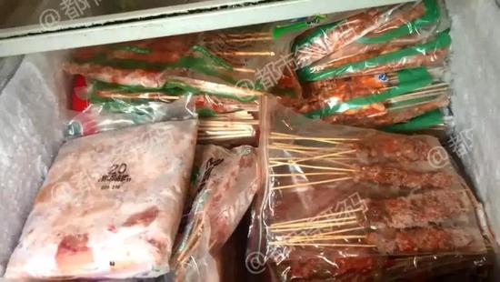 触目惊心!云南上百村民围着垃圾场挖冻肉重新销售