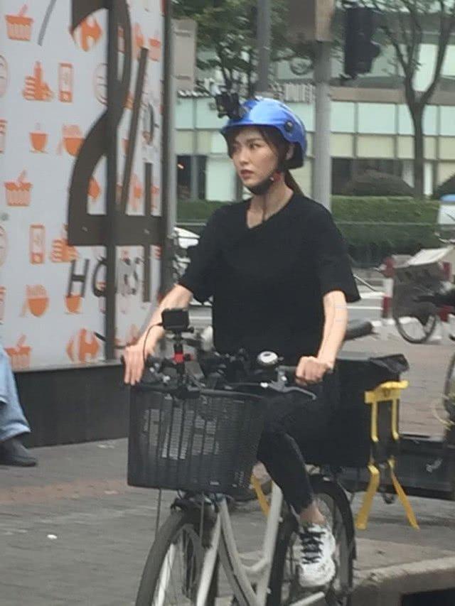 唐嫣化身外卖小妹骑自行车送餐 粉丝爆料她不会骑电瓶车
