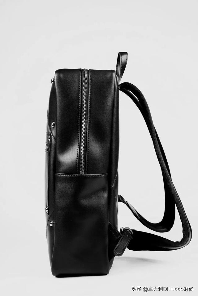 明星街拍必备的一款背包，来自意大利的新潮牌HEYCHWOOD