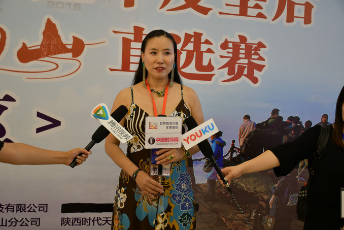 评委旅法女油画家、世界艺术家协会理事、王俊英教授接受媒体采访