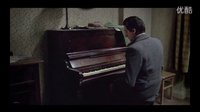 电影《钢琴家》中斯皮尔曼在无声的演奏肖邦降E大调波兰舞曲片段