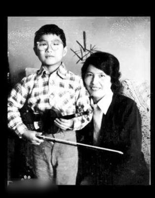 幼年汪峰与母亲