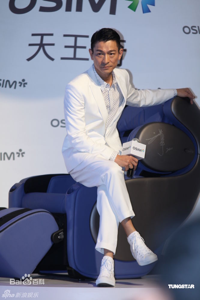 刘德华 2010年1月在上海代言天王按摩椅代言天王椅 7