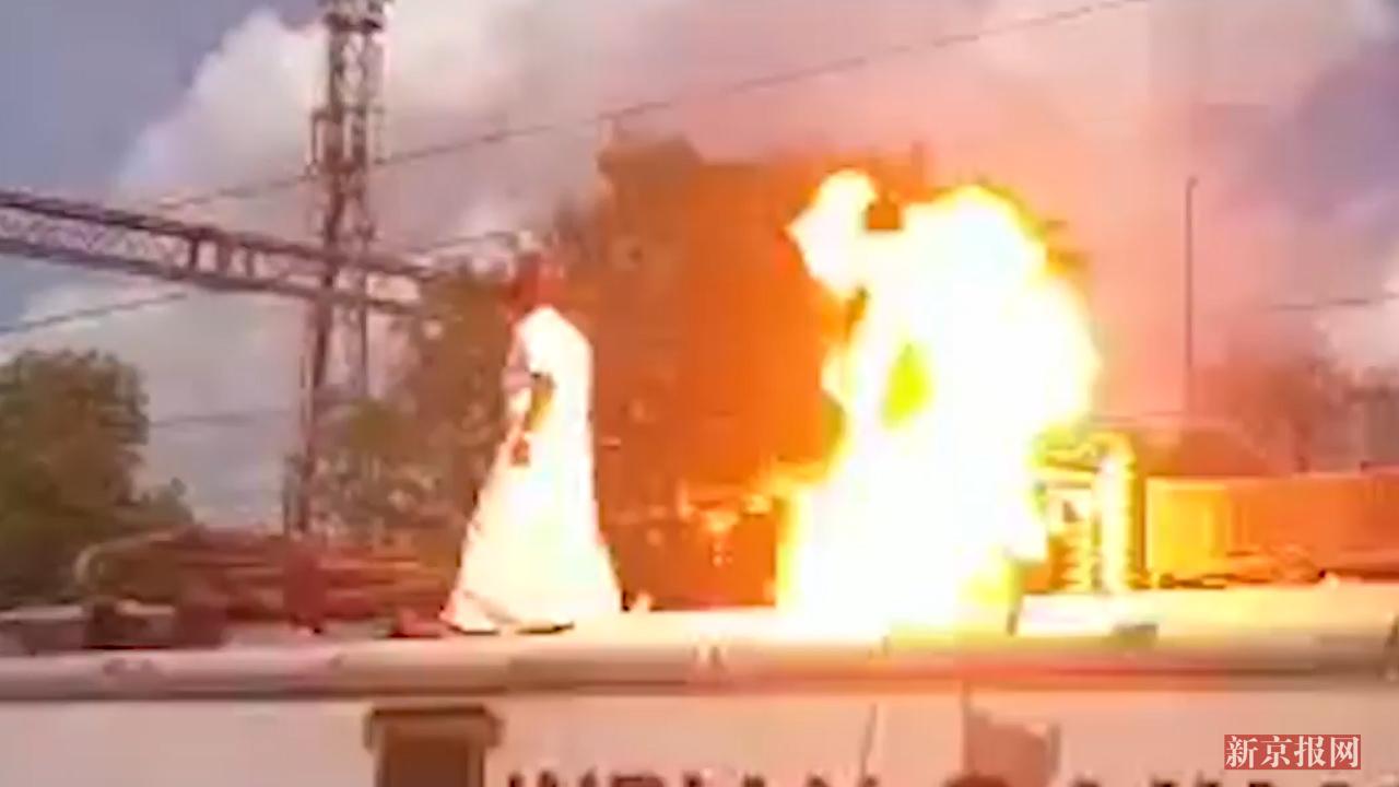男子爬上火车顶碰到高压线 瞬间燃烧成火球现场视频
