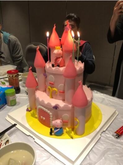 周星驰陪林允过22岁生日 星爷看到蛋糕上的小猪佩奇时表情亮了