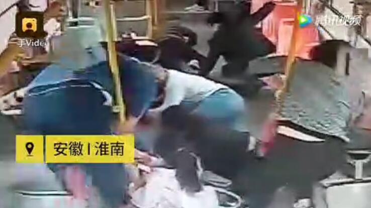 公交车遭货车追尾 20多名乘客被撞瞬间飞起【视频】