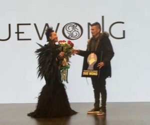 华裔时装设计师黄秀莲Sue Wong在洛杉矶时装周获终身成就奖
