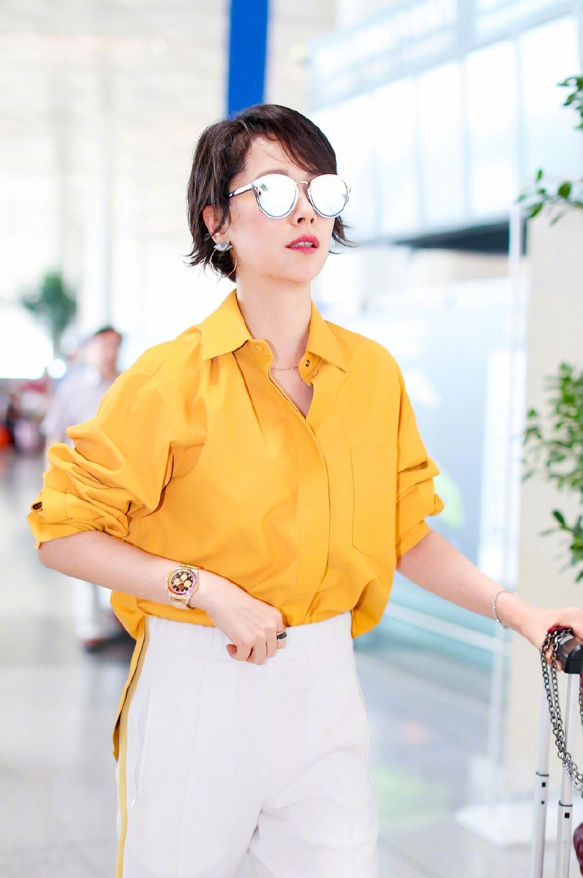 /时尚/ 海清穿亮黄色衬衫现身机场，70万金表比林心如的更扎眼！ 