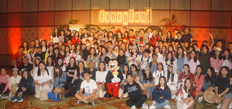 洛杉矶迪士尼乐园首次为中国留学生团体举办欢迎活动