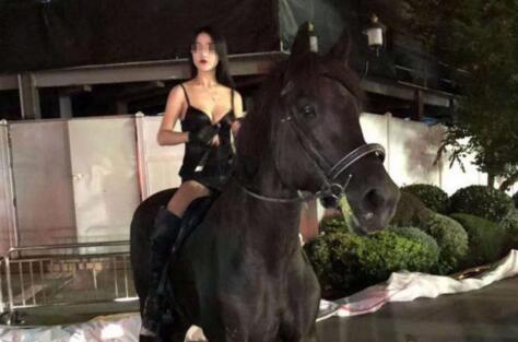 美女想红穿吊带衫深夜骑马穿行上海闹市 被警察带走