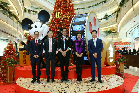 上海ifc商场携手迪斯尼打造以“米奇90周年璀璨星光圣诞”主题活动，香港演员陈豪现身助阵