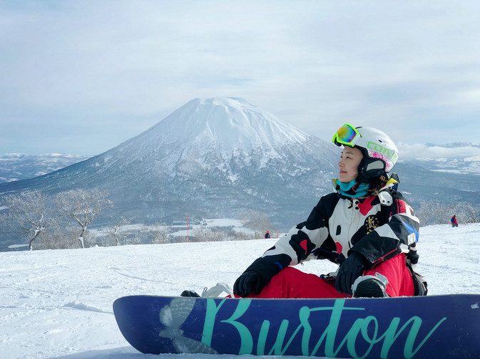 郑罗茜身穿黑白滑雪服搭配红色滑雪裤解锁极限运动新姿势