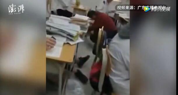广东佛山一学生上课玩手机拒交被老师直接按倒视频