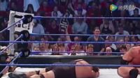WWE俩裁判想压制一下“累瘫”的大秀哥过把瘾，结果把观众乐坏了！