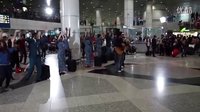 【猴姆独家】太强大了！百位歌星舞者齐聚马来西亚机场用多种语言快闪！2分40秒惊现《浪花一朵朵》！